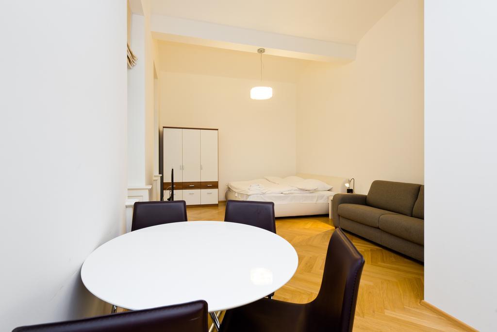 Modern Apartment Všehrdova Prag Zimmer foto